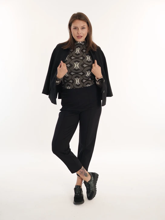 CATNOIR & WONDERS – an elegant black outfit with a graphic pattern and a sporty