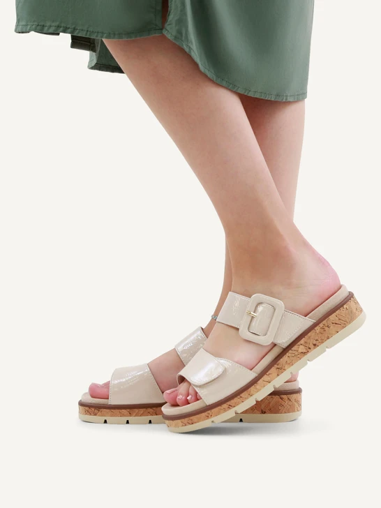 CAPRICE ladies slippers lacquered beige