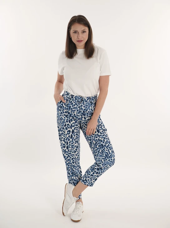 Women's smart casual outfit with leopard CATNOIR trousers and white HÖGL sneakers