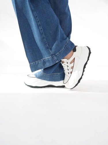 Casual in a white shirt and wide jeans (6)